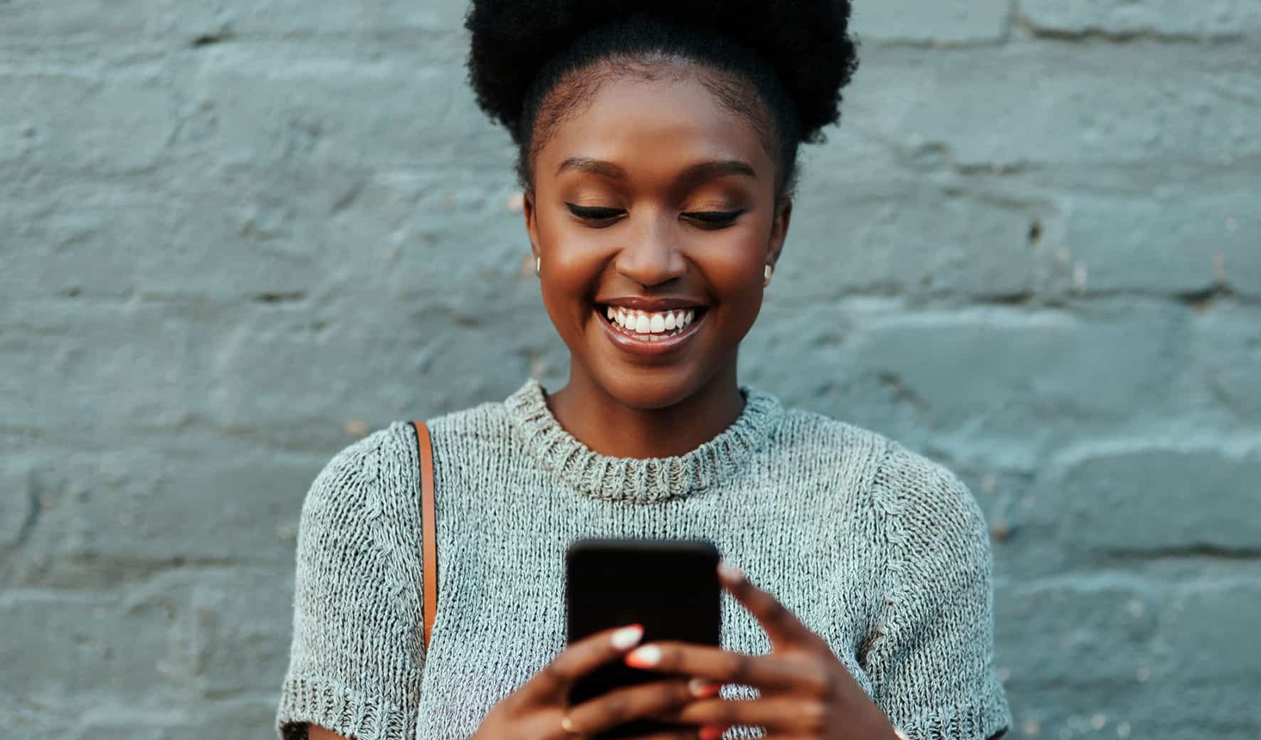 Lachende vrouw die op haar smartphone kijkt en Netflix offline bekijkt tijdens een reis