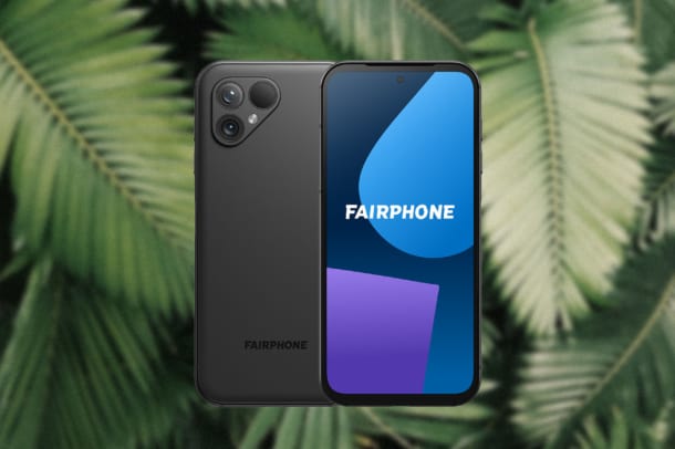 Fairphone 5 smartphone voor- en achterkant met driecamerasysteem, getoond voor een achtergrond van tropische bladeren.